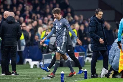 12.12.2018, xkvx, Fussball UEFA Champions League, Ajax Amsterdam - FC Bayern Muenchen emspor, v.l. Rote Karte fuer, red card for, Platzverweis, Game Misconduct Thomas Mueller (FCB - FC Bayern Muenchen) nach Foul an Nicolas Tagliafico (Ajax Amsterdam) (DFL DFB REGULATIONS PROHIBIT ANY USE OF PHOTOGRAPHS as IMAGE SEQUENCES and or QUASI-VIDEO) Amsterdam