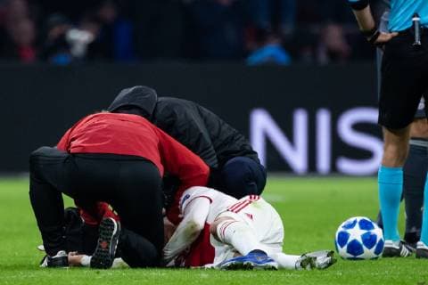 12.12.2018, xkvx, Fussball UEFA Champions League, Ajax Amsterdam - FC Bayern Muenchen emspor, v.l. Rote Karte fuer, red card for, Platzverweis, Game Misconduct Thomas Mueller (FCB - FC Bayern Muenchen) nach Foul an Nicolas Tagliafico (Ajax Amsterdam) (DFL DFB REGULATIONS PROHIBIT ANY USE OF PHOTOGRAPHS as IMAGE SEQUENCES and or QUASI-VIDEO) Amsterdam