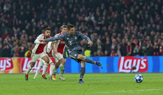 12.12.2018, Fussball UEFA Champions League 2018 2019, Gruppenphase, 6.Spieltag, Ajax Amsterdam - FC Bayern München, in der Johan Cruijff Arena Amsterdam. Tor zum 2:2 per Foulelfmeter, Torschütze Robert Lewandowski (Bayern München)
