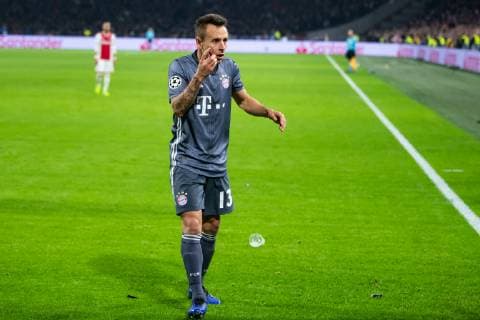 12.12.2018, xkvx, Fussball UEFA Champions League, Ajax Amsterdam - FC Bayern Muenchen emspor, v.l. Torjubel, Goal celebration, celebrate the goal zum 2:2 durch Robert Lewandowski (FCB - FC Bayern Muenchen) Spieler werden mit Gegenstaenden beworfen (DFL DFB REGULATIONS PROHIBIT ANY USE OF PHOTOGRAPHS as IMAGE SEQUENCES and or QUASI-VIDEO) Amsterdam