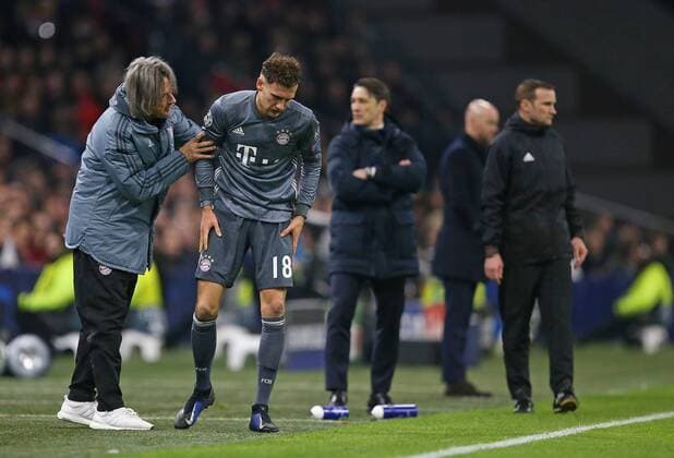 12.12.2018, Fussball UEFA Champions League 2018 2019, Gruppenphase, 6.Spieltag, Ajax Amsterdam - FC Bayern München, in der Johan Cruijff Arena Amsterdam. (L-R) Mannschaftsarzt Dr. Hans-Wilhelm Müller-Wohlfahrt (Bayern München) und Leon Goretzka (Bayern München)