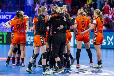 Handball, Frauen: EM, Niederlande - Deutschland Hauptrunde, Gruppe 2, 3. Spieltag im Palais des Sports die Mannschaft von den Niederlanden, Schlussjubel Schlußjubel Emotion Freude Nancy Palais des Sports Jean Weille Frankreich
