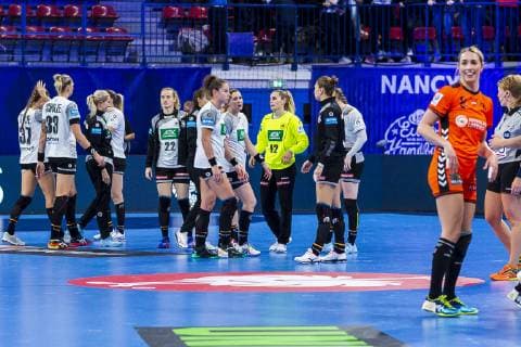 Handball, Frauen: EM, Niederlande - Deutschland Hauptrunde, Gruppe 2, 3. Spieltag im Palais des Sports die Mannschaft von Deutschland, unzufrieden enttäuscht enttaeuscht niedergeschlagen frustriert, Nancy Palais des Sports Jean Weille Frankreich