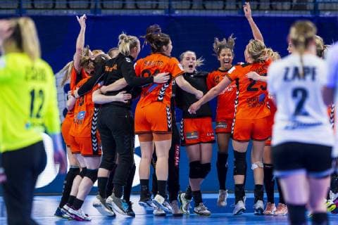 Handball, Frauen: EM, Niederlande - Deutschland Hauptrunde, Gruppe 2, 3. Spieltag im Palais des Sports die Mannschaft von den Niederlanden, Schlussjubel Schlußjubel Emotion Freude Nancy Palais des Sports Jean Weille Frankreich