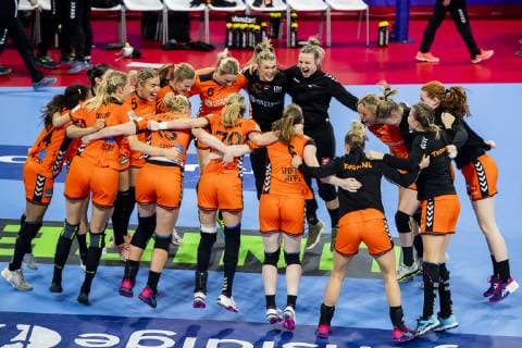 181212 The players of Netherlands celebrate after the EHF European Women?s Handball Championship match between Netherlands - Germany on December 11, 2018 in Nancy. Photo: Fredrik Varfjell BILDBYRAN kod FV 150186 Copyright: FREDRIKxVARFJELL BB181212FV109