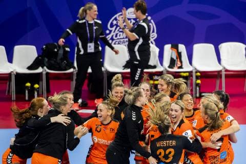 181212 The players of Netherlands celebrate after the EHF European Women?s Handball Championship match between Netherlands - Germany on December 11, 2018 in Nancy. Photo: Fredrik Varfjell BILDBYRAN kod FV 150186 Copyright: FREDRIKxVARFJELL BB181212FV110