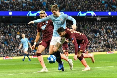Manchester City - TSG 1899 Hoffenheim Manchesters Stones, John (Nr.5) gegen Hoffenheims Joelinton (Nr.34) und rechts Hoffenheims Leonardo Bittencourt (Nr.13) beim Spiel in der Champions League, Manchester City - TSG 1899 Hoffenheim. Manchester. 12.12.18 Fussball Champions League , Manchester
