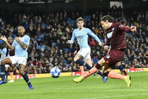 Manchester City - TSG 1899 Hoffenheim Hoffenheims Nico Schulz (Nr.16) beim Schuss davor ist Manchesters Sterling, Raheem (Nr.7) beim Spiel in der Champions League, Manchester City - TSG 1899 Hoffenheim. Manchester. 12.12.18 Fussball Champions League , Manchester