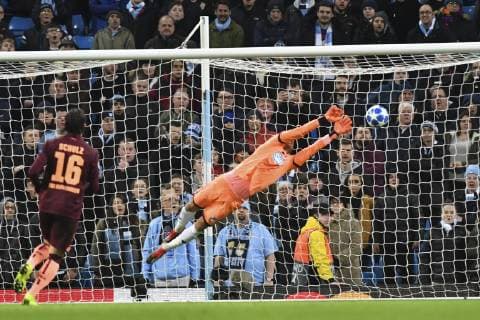 Manchester City - TSG 1899 Hoffenheim Der Ausgleich zum 1:1 von Manchesters Sane Sane, Leroy (Nr.19) im Tor Hoffenheims Oliver Baumann (Nr.1) beim Spiel in der Champions League, Manchester City - TSG 1899 Hoffenheim. Manchester. 12.12.18 Fussball Champions League , Manchester