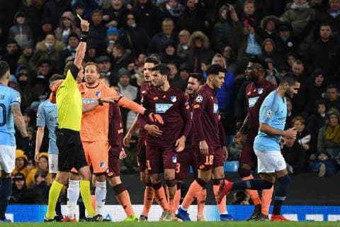 12.12.2018, xmeix, Fussball UEFA Champions League, Manchester City FC - TSG 1899 Hoffenheim, emspor, v.l. Schiedsrichter Andreas Ekberg mit Oliver Baumann (TSG 1899 Hoffenheim) DFL DFB REGULATIONS PROHIBIT ANY USE OF PHOTOGRAPHS as IMAGE SEQUENCES and or QUASI-VIDEO Manchester