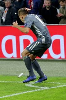 Rafinha (FC Bayern Muenchen) wird mit Feuerzeugen beworfen, Ajax Amsterdam vs FC Bayern Muenchen, Fussball, Champions League Gruppenphase,12.12.2018 Ajax Amsterdam vs FC Bayern Muenchen, Fussball, Champions League Gruppenphase,12.12.2018 Amsterdam Copyright: xEIBNER HarryxLangerx EP_HLR