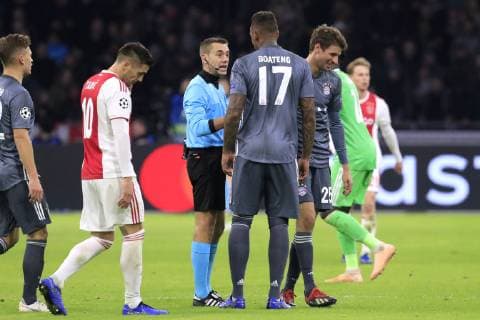 MUELLER Thomas Team FC Bayern Muenchen mi Schiedsrichter TURPIN Clement nach seinem Platzverweis Champions League Saison 2018-2019 Vorrunde Gruppe E Spiel Ajax Amsterdam - FC Bayern Muenchen 3 : 3 am 12. Dezember 2018 in Amsterdam