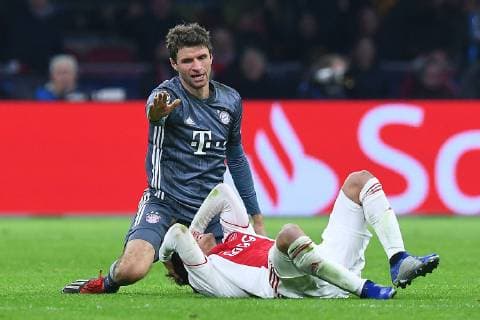 Fußball Champions League Gruppenphase 6. Spieltag Ajax Amsterdam - FC Bayern München am 12.12.2018 in der Johann-Cruyff-ArenA in Amsterdam Nicolas Tagliafico ( Amsterdam ), vorne - Thomas Müller ( München ), hinten DFL Regulations prohibit any use of photographs as image sequences and or quasi video.