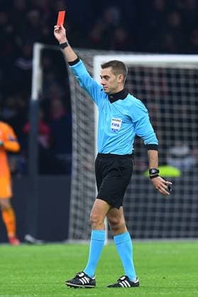 Fußball Champions League Gruppenphase 6. Spieltag Ajax Amsterdam - FC Bayern München am 12.12.2018 in der Johann-Cruyff-ArenA in Amsterdam FIFA-Schiedsrichter Clement Turpin ( Frankreich ) zeigt Thomas Müller ( München ) die rote Karte DFL Regulations prohibit any use of photographs as image sequences and or quasi video.