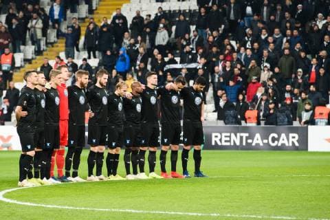 181213 Players of Malmö FF to honor Hakan Jeppsson during a silent minute ahead of the Europa league match between Besiktas and Malmö FF on December 13, 2018 in Istanbul. Photo: Petter Arvidson BILDBYRN kod PA 92175 Copyright: PETTERxARVIDSON BB181213PA013