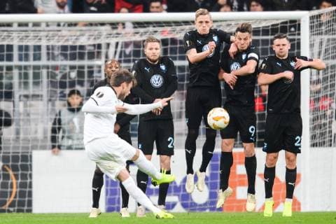 181213 Dorukhan Toköz of Besiktas with a free kick while Fouad Bachiroum Lasse Nielsen, Markus Rosenberg and Marcus Antonsson of Malmö FF defends during the Europa league match between Besiktas and Malmö FF on December 13, 2018 in Istanbul. Photo: Petter Arvidson BILDBYRN kod PA 92175 Copyright: PETTERxARVIDSON BB181213PA024