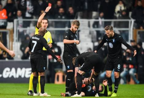 181213 Referee Luca Bonti gives a red card to Ricardo Quaresma of Besiktas (not in picture) during the Europa league match between Besiktas and Malmö FF on December 13, 2018 in Istanbul. Photo: Petter Arvidson BILDBYRN kod PA 92175 Copyright: PETTERxARVIDSON BB181213PA051