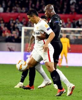 Sport Bilder des Tages Sevilla s French striker Wissam Ben Yedder (L) vies for the ball with Krasnodar s Charles Kabore (R) during the UEFA Europa League 6th round groups phase match between Sevilla and Krasnodar at the Sanchez Pizjuan Stadium, in Seville, Andalusia, Spain, 13 December 2018. Sevilla vs. Krasnodar !ACHTUNG: NUR REDAKTIONELLE NUTZUNG!  Copyright: xRaulxCarox GRAF6494 20181213-636803294931248688