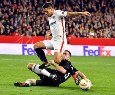 Sevilla s French striker Wissam Ben Yedder (L) vies for the ball with Krasnodar s Irish defender Jon Fjoluson during the UEFA Europa League 6th round groups phase match between Sevilla and Krasnodar at the Sanchez Pizjuan Stadium, in Seville, Andalusia, Spain, 13 December 2018. Sevilla vs. Krasnodar !ACHTUNG: NUR REDAKTIONELLE NUTZUNG!  Copyright: xRaulxCarox GRAF6496 20181213-636803298131365959