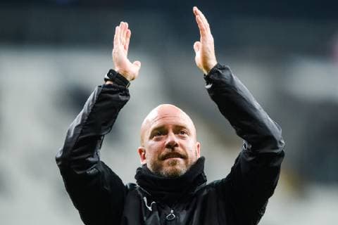 181213 Assistant coach Olof Persson of Malmö FF thanks the supporters after the Europa league match between Besiktas and Malmö FF on December 13, 2018 in Istanbul. Photo: Petter Arvidson BILDBYRN kod PA 92175 Copyright: PETTERxARVIDSON BB181213PA077