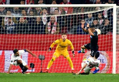Sevilla FC s Czech goalkeeper Tomas Vaclik (2L) and Sergio Escudero (R, down) vie for the ball with Krasnodar s Wanderson Campos (R, up) scores a goal during the UEFA Europa League 6th round groups phase match between Sevilla and Krasnodar at the Sanchez Pizjuan Stadium, in Seville, Andalusia, Spain, 13 December 2018. Sevilla vs. Krasnodar !ACHTUNG: NUR REDAKTIONELLE NUTZUNG!  Copyright: xRaulxCarox GRAF6552 20181213-636803319634268730