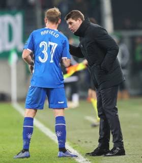 SOCCER - UEFA EL, Rapid vs Rangers VIENNA,AUSTRIA,13.DEC.18 - SOCCER - UEFA Europa League, group stage, SK Rapid Wien vs Glasgow Rangers. Image shows Scott Arfield (Rangers) and head coach Steven Gerrard (Rangers). Keywords: Wien Energie. GEPAxpictures xChristianxOrt