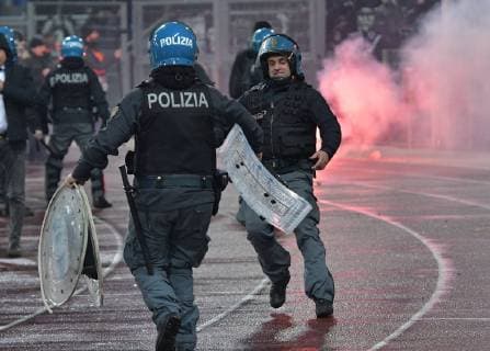 13.12.2018, xwwx, Fussball UEFA Europa League, Lazio Rom - Eintracht Frankfurt emspor, v.l. Fans Eintracht Frankfurt, Stimmung, Schals, Polizeieinsatz (DFL DFB REGULATIONS PROHIBIT ANY USE OF PHOTOGRAPHS as IMAGE SEQUENCES and or QUASI-VIDEO) Rom