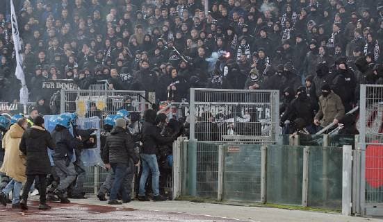 13.12.2018, xwwx, Fussball UEFA Europa League, Lazio Rom - Eintracht Frankfurt emspor, v.l. Fans Eintracht Frankfurt, Stimmung, Schals, Polizeieinsatz (DFL DFB REGULATIONS PROHIBIT ANY USE OF PHOTOGRAPHS as IMAGE SEQUENCES and or QUASI-VIDEO) Rom
