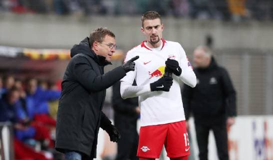 RB Leipzig - Trondheim Fussball Europa League Leipzig, 13.12.2018, Red Bull Arena, Fussball, UEFA Europa League , Gruppe B, 6.Spieltag , RB Leipzig vs. Rosenborg BK Trondheim 1:1 (0:0) , Im Bild; Trainer Ralf Rangnick, RB Leipzig, und Stefan Ilsanker (13, RB Leipzig). , Gemäß den Vorgaben der UEFA ist es untersagt, in dem Stadion und oder vom Spiel angefertigte Fotoaufnahmen in Form von Sequenzbildern und oder videoähnlichen Fotostrecken zu verwerten bzw. verwerten zu lassen. ,