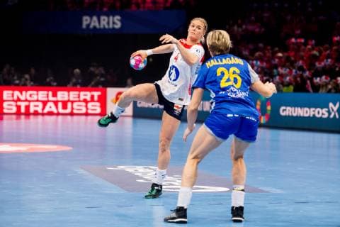 181214 Veronica Kristiansen of Norway and Elin Hallagard of Sweden during the EHF European Women?s Handball Championship match between Sweden and Norway on December 14, 2018 in Paris. Photo: Jon Olav Nesvold BILDBYRAN kod JE 160384 Copyright: JONxOLAVxNESVOLD BB181214JE001