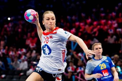 181214 Stine Bredal Oftedal of Norway during the EHF European Women?s Handball Championship match between Sweden and Norway on December 14, 2018 in Paris. Photo: Jon Olav Nesvold BILDBYRAN kod JE 160384 Copyright: JONxOLAVxNESVOLD BB181214JE002