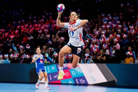 181214 Camilla Herrem of Norway during the EHF European WomenÕs Handball Championship match between Sweden and Norway on December 14, 2018 in Paris. Photo: Jon Olav Nesvold BILDBYRN kod JE 160384 Copyright: JONxOLAVxNESVOLD BB181214JE003