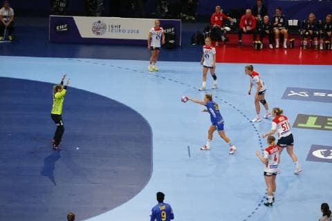 Sport Bilder des Tages Handball, Damen EM, Spiel um Platz 5, Schweden - Norwegen Silje Solberg (Norvege) vs Nathalie Hagman (Suede) HANDBALL : Suede vs Norvege - Euro Feminin - 14 12 2018 GwendolineLeGoff Panoramic 