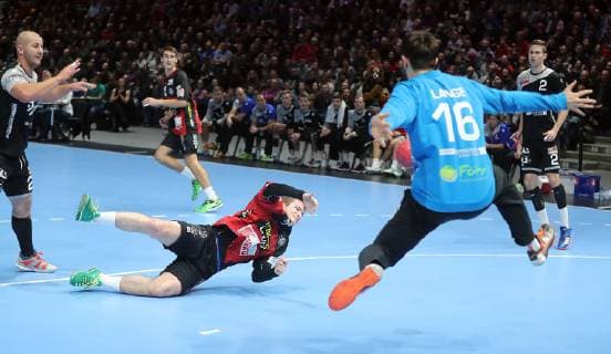Klaas Nikolayzik (MTV Braunschweig) scheitert an Jonas Lange (HSV Hannover)