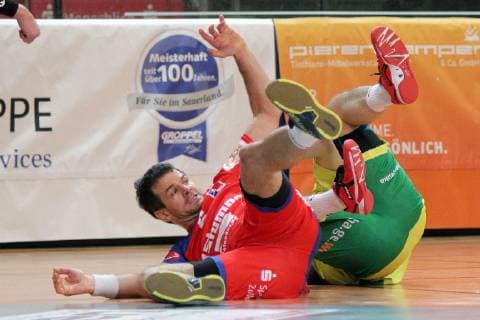 v.l. Matthias Flohr (Balingen-Weilstetten 6) und Dragan Tubic (Hagen 8) liegen nach einem Zweikampf auf dem Boden beim Spiel VFL Eintracht Hagen vs. HBW Balingen-Weilstetten, Handball, 2. Bundesliga, 14.12.2018 VFL Eintracht Hagen vs. HBW Balingen-Weilstetten, Handball, 2. Bundesliga, 14.12.2018 Hagen Copyright: xEIBNER MarioxHommesx EP_MHS