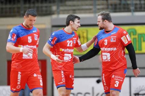 Jona Schoch (Balingen-Weilstetten 22) und Marcel Niemeyer (Balingen-Weilstetten 3) diskutieren waehrend einer Unterbrechung des Spiel beim Spiel VFL Eintracht Hagen vs. HBW Balingen-Weilstetten, Handball, 2. Bundesliga, 14.12.2018 VFL Eintracht Hagen vs. HBW Balingen-Weilstetten, Handball, 2. Bundesliga, 14.12.2018 Hagen Copyright: xEIBNER MarioxHommesx EP_MHS