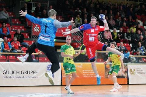 Tobias Mahncke (Hagen 1) sprimgt dem heranstuermenden und werfenden Lars Friedrich (Balingen-Weilstetten 10) entgegen, im Hintergrund beobachten Daniel Mestrum (Hagen 33) und Tim Stefan (Hagen 36) beim Spiel VFL Eintracht Hagen vs. HBW Balingen-Weilstetten, Handball, 2. Bundesliga, 14.12.2018 VFL Eintracht Hagen vs. HBW Balingen-Weilstetten, Handball, 2. Bundesliga, 14.12.2018 Hagen Copyright: xEIBNER MarioxHommesx EP_MHS