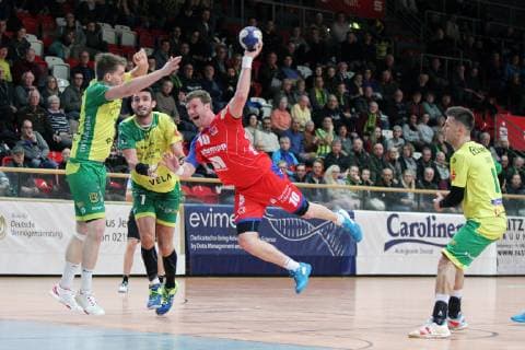 Lars Friedrich (Balingen-Weilstetten 10) springt in den Kreis und wirft, die Spieler von VFL Eintrcht Hagen koennen nur zusehen beim Spiel VFL Eintracht Hagen vs. HBW Balingen-Weilstetten, Handball, 2. Bundesliga, 14.12.2018 VFL Eintracht Hagen vs. HBW Balingen-Weilstetten, Handball, 2. Bundesliga, 14.12.2018 Hagen Copyright: xEIBNER MarioxHommesx EP_MHS