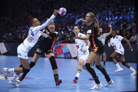 Handball, Damen EM, Halbfinale, Niederlande - Frankreich Beatrice Edwige (France) vs Nicke Groot (Pays Bas) Kelly Dulfer (Pays Bas) HANDBALL : Pays Bas vs France - Demie Finale Euro feminin - 14 12 2018 GwendolineLeGoff Panoramic 