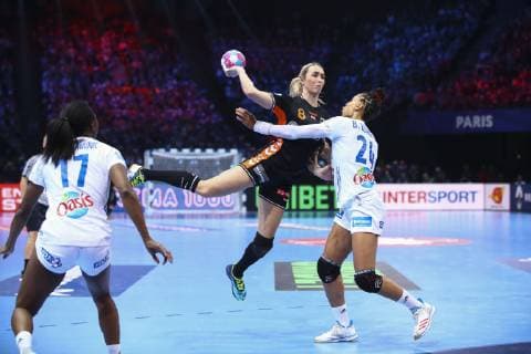 Lois Abbingh (Pays Bas) vs Beatrice Edwige (France) HANDBALL : Pays Bas vs France - Demie Finale Euro feminin - 14 12 2018 GwendolineLeGoff Panoramic 