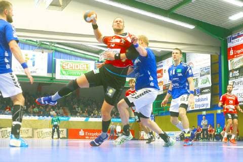 Torwurf von Teo Coric (Vikings) , rechts Bengt Bornhorn (Aue) Handball 2.Liga 2018 19 EHV Aue - HC Rhein Vikings am 15.12.2018 EHV Aue - HC Rhein Vikings
