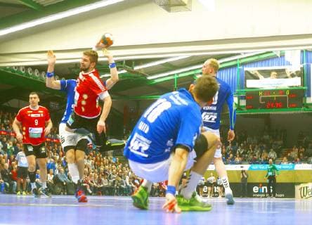 Torwurf von Felix Handschke (Vikings) Handball 2.Liga 2018 19 EHV Aue - HC Rhein Vikings am 15.12.2018 EHV Aue - HC Rhein Vikings