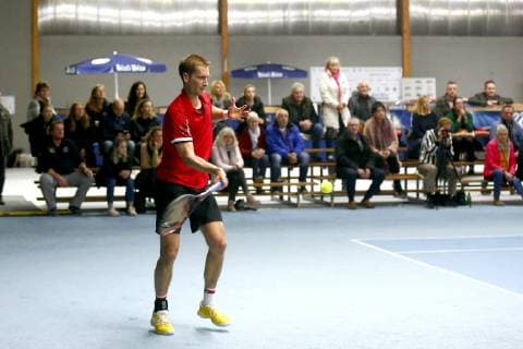 Tennis Schaukampf von Florian Mayer gegen Maximilian Marterer in Tennishalle grünweiss in Bayreuth Tennisspieler Florian Mayer