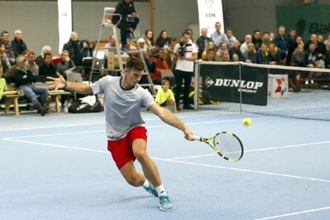 Tennis Schaukampf von Florian Mayer gegen Maximilian Marterer in Tennishalle grünweiss in Bayreuth Tennisspieler Maximilian Marterer