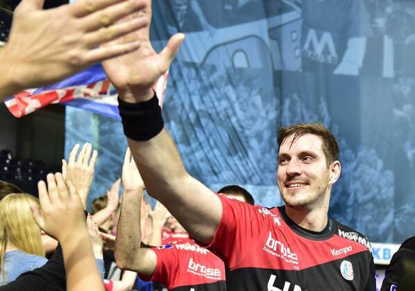 15.12.2018 - Handball - 1. Bundesliga DKB HBL - Saison 2018 2019 - 17. Spieltag: HC Erlangen Metropolregion Nürnberg HCE - HSG Wetzlar - OGo - Michael Haaß Haass (13, HC Erlangen HCE ) - klatscht mit Fans ab