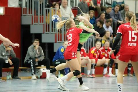 1.FSV Mainz 05 - Fuechse Berlin,15.12.2018,GER,Handball, im Denise Groheim, ( 23, 1.FSV Mainz 05),Vanessa Magg,( 77,Fuechse Berlin), Eibner-Pressefoto Ulrich Scherbaum 1.FSV Mainz 05 - Fuechse Berlin Mainz Copyright: xEIBNER UlixScherbaumx EP_USM