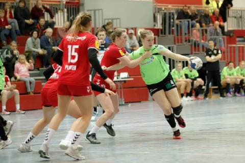 1.FSV Mainz 05 - Fuechse Berlin,15.12.2018,GER,Handball, im Alicia Soffel,( 13,1.FSV Mainz 05),Samira Krakat,( 4,Fuechse Berlin), Eibner-Pressefoto Ulrich Scherbaum 1.FSV Mainz 05 - Fuechse Berlin Mainz Copyright: xEIBNER UlixScherbaumx EP_USM