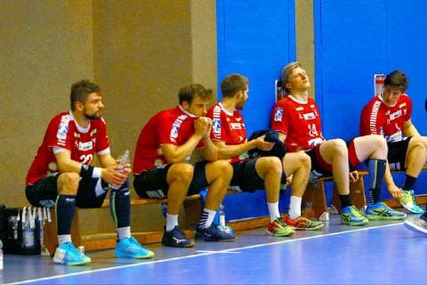 Enttäuschung nach dem Schlusspfiff bei Felix Handschke (Vikings) , Niklas Weis (Vikings) , Christian Hoße (Vikings) , Thomas Bahn (Vikings) und Brian Gipperich (Vikings, v.l.) Handball 2.Liga 2018 19 EHV Aue - HC Rhein Vikings 29:26 am 15.12.2018 EHV Aue - HC Rhein Vikings