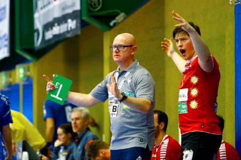 In Aufregung: Trainer Jörg Bohrmann (Vikings) und Brian Gipperich (Vikings, rechts) Handball 2.Liga 2018 19 EHV Aue - HC Rhein Vikings 29:26 am 15.12.2018 EHV Aue - HC Rhein Vikings