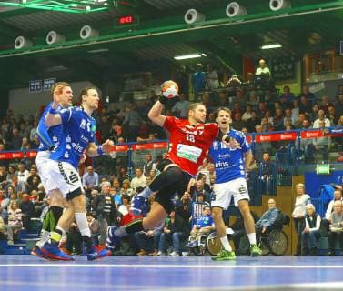 Torwurf von Teo Coric (Vikings) , links Petr Slachta (Aue) und Kevin Roch (Aue) , hinten Jan Faith (Aue) Handball 2.Liga 2018 19 EHV Aue - HC Rhein Vikings 29:26 am 15.12.2018 EHV Aue - HC Rhein Vikings